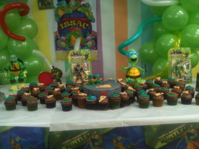mesa de dulces con pastel de tortugas ninjas
